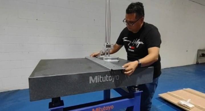 Dimensional inspection on a granite surface plate in Divanttec Metal quality lab